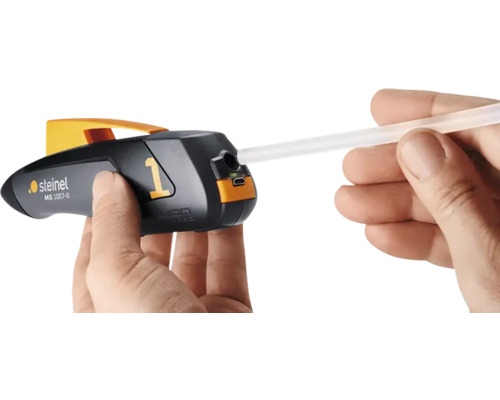 Steinel lijmpistool met lijmpen in handen