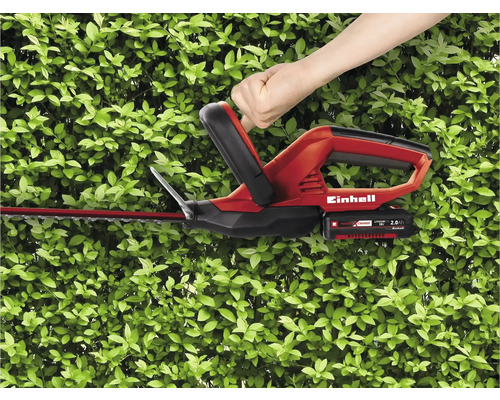 Einhell heggenschaar in gebruik voor een groene haag