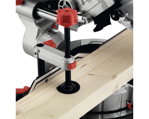 Afkortzaag met werkstukspanning houdt een houten plank vast