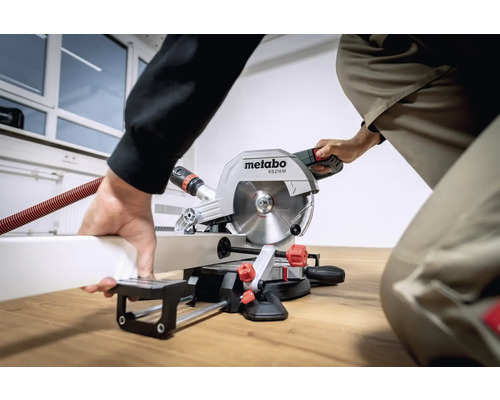 Metabo verstekzaag in gebruik bij het zagen van een werkstuk