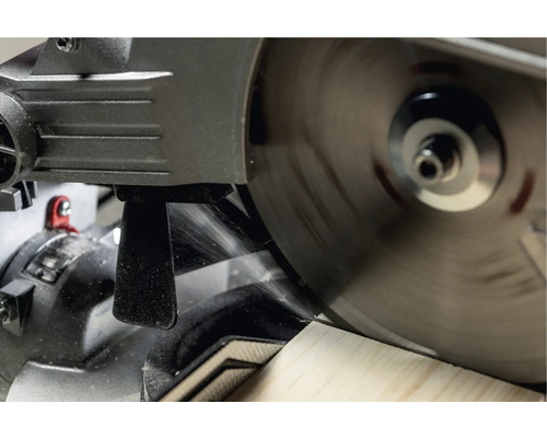 Afkort- en verstekzaag snijdt hout