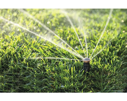 Grondsproeier besproeit gazon