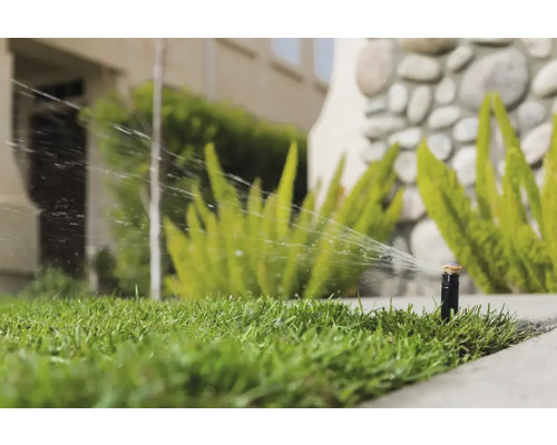 Tuinsproeier besproeit gazon