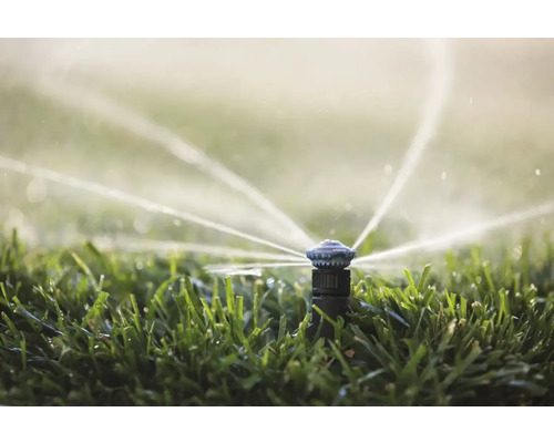 Gazonsproeier besproeit gazon