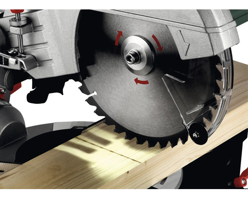 Afkort- en verstekzaag snijdt hout