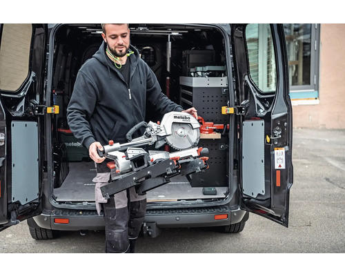 Man bergt Metabo verstekzaag op in een bestelwagen.