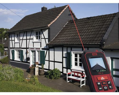 Een laserafstandsmeter meet de lengte van een huisdak.