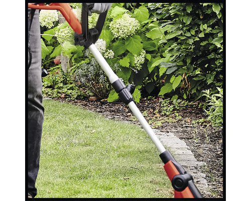 Gras trimmer in gebruik voor gazononderhoud in de tuin