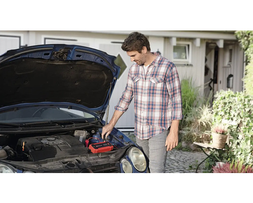 Man sluit starthulpapparaat aan op autobatterij