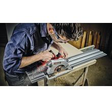 Een man zaagt een houten plank met een invalzaag en geleiderail van Einhell.