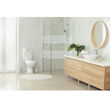 Badkamer met toilet, douche, wastafel en spiegel