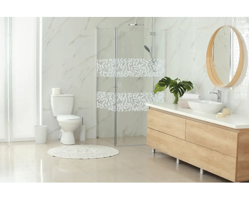 Badkamer met toilet, douche, wastafel en spiegel