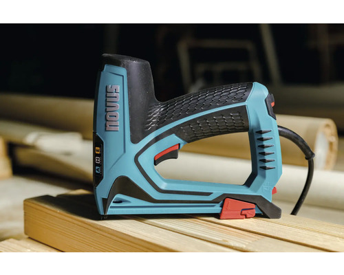 Elektrische tacker van Novus op houten ondergrond