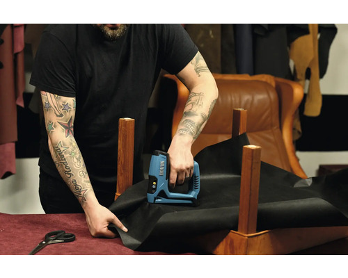 Bekleden van een stoel met een elektrische tacker