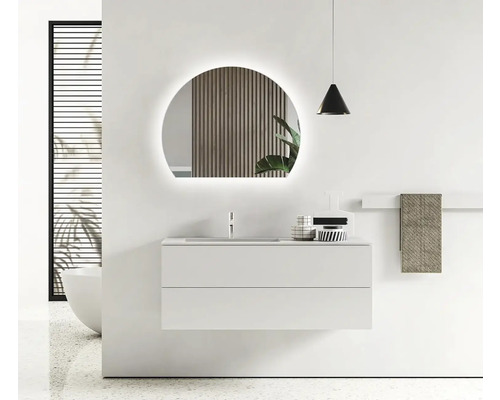 Moderne badkamer met wastafelonderkast, spiegel met verlichting en handdoekhouder.