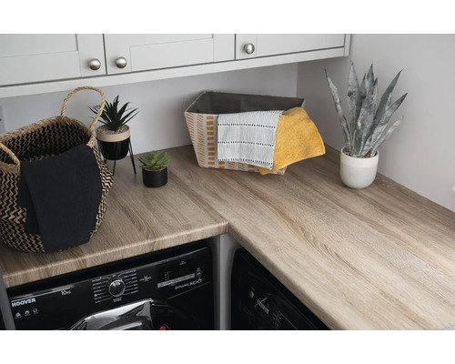 Wasruimte met werkblad, wasmachine, wasmanden en decoratie