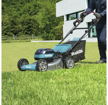 Zitmaaier van Makita in gebruik op een gazon.