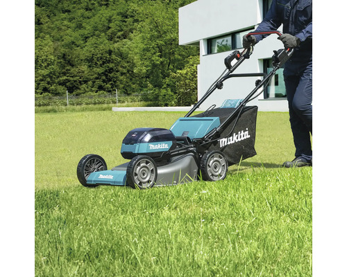 Zitmaaier van Makita in gebruik op een gazon.