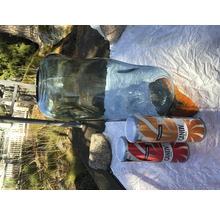 Grote glazen vaas met twee spuitbussen verf