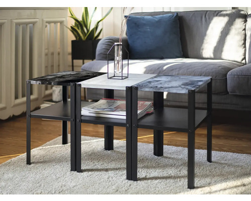 Drie vierkante bijzettafels met verschillende oppervlakken op een vloerkleed