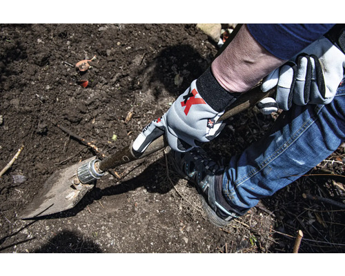 Persoon graaft in de tuin met een spade