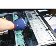 Hand met handschoen installeert kaart in computerbehuizing
