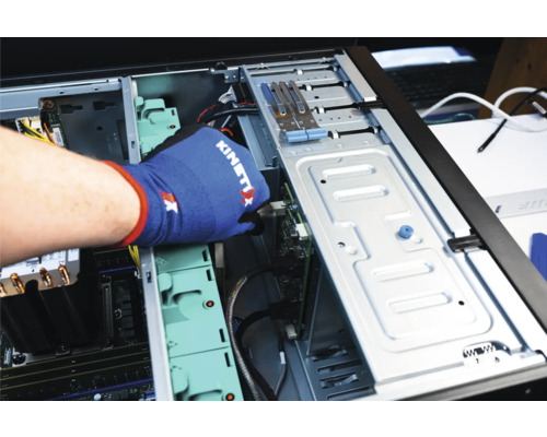 Hand met handschoen installeert kaart in computerbehuizing