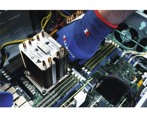 Computerinterieur met processor, koellichaam en computer moederbord
