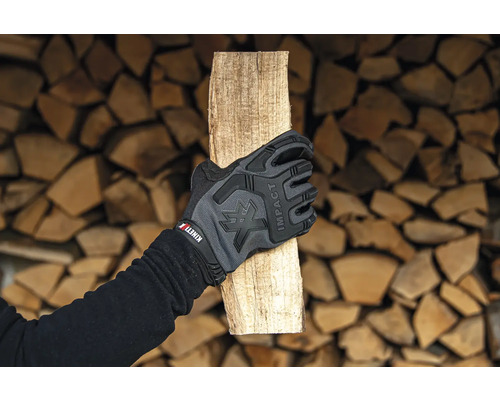 Hand met KinetiXx Impact werkhandschoenen houdt houtblok vast
