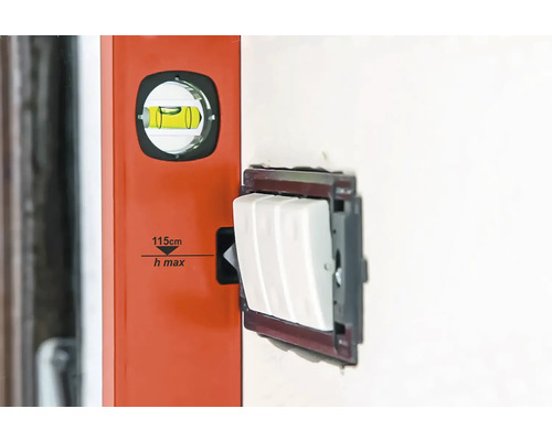 Waterpas voor het uitlijnen van een lichtschakelaar