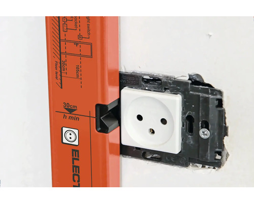 Stopcontact wordt uitgelijnd met een waterpas