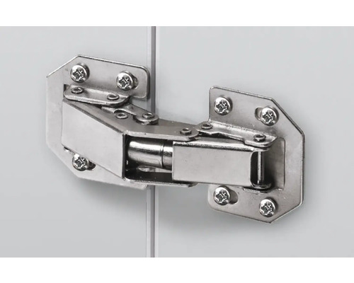 Metalen scharnier met schroeven bevestigd aan een meubeldeur