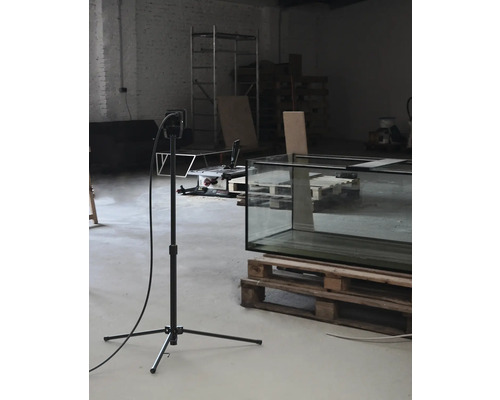 Interieur met een aquarium op pallets en een lamp op een statief