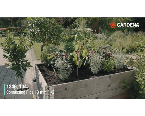 Houten verhoogde tuinbak met planten en kruiden in de tuin. Gardena Logo.