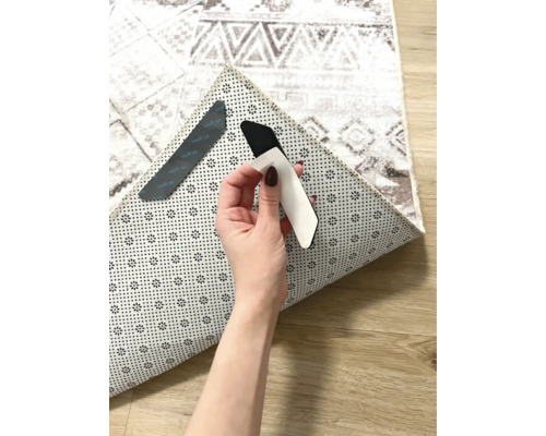 Tapijt met antislipmat en plakstrips ter bevestiging