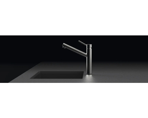 Metalen keukenkraan naast gootsteen