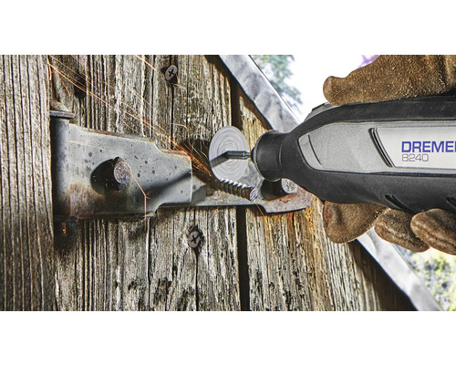 Dremel multifunctioneel gereedschap 8240 in gebruik op een deurscharnier