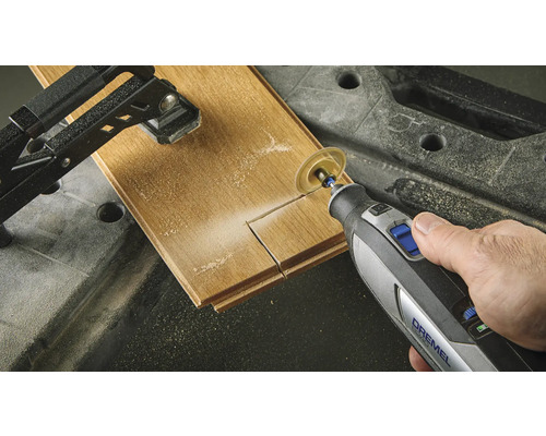 Dremel multifunctioneel gereedschap snijdt houten plank