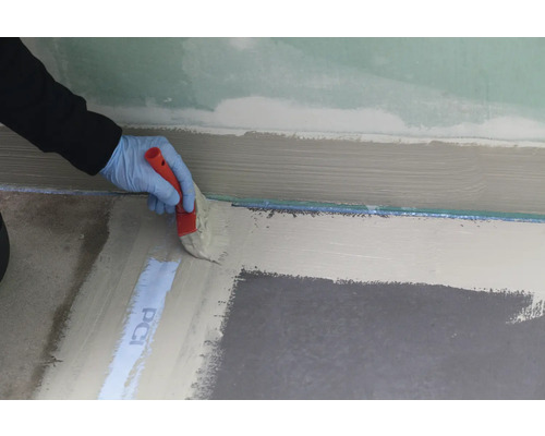 Afdichting van een hoek met afdichtingsslurry en een penseel