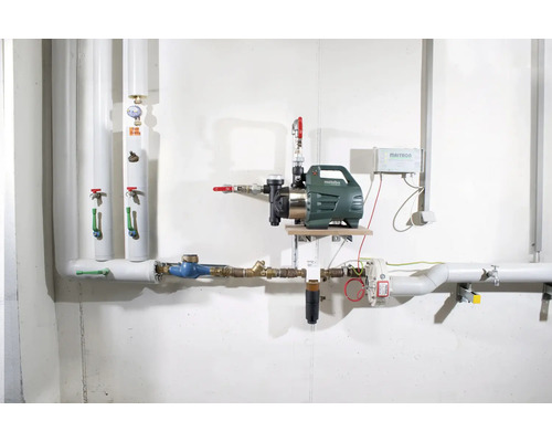 Hydrofoorinstallatie met pomp, leidingen en bijbehorende technologie aan een wand