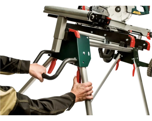 Persoon vervoert een afkort- en verstekzaag op een onderstel