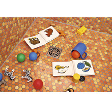 Badkamer met mozaïektegels en kinderspeelgoed