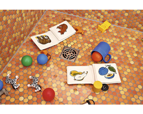 Badkamer met mozaïektegels en kinderspeelgoed