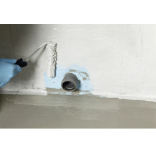 Afdichting van een wand met een verfroller en een buisdoorvoer