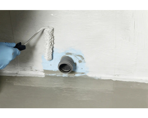 Afdichting van een wand met een verfroller en een buisdoorvoer