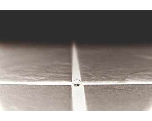 Tegels met druppel op de voeg