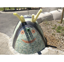 Decoratieve mozaïekrups met vriendelijk gezicht voor buiten