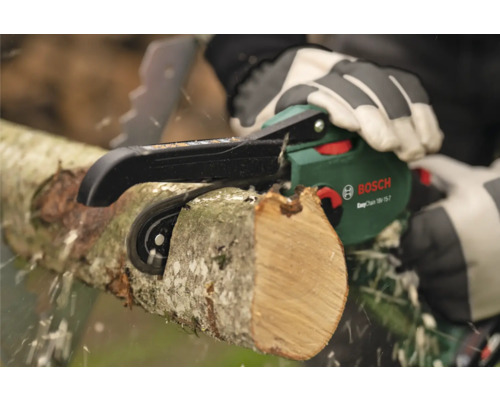 Persoon zaagt boomstam met een Bosch kettingzaag