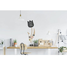 Lichte werkkamer met houten bureau, stoel en een memobord in de vorm van een tulp