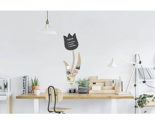 Lichte werkkamer met houten bureau, stoel en een memobord in de vorm van een tulp
